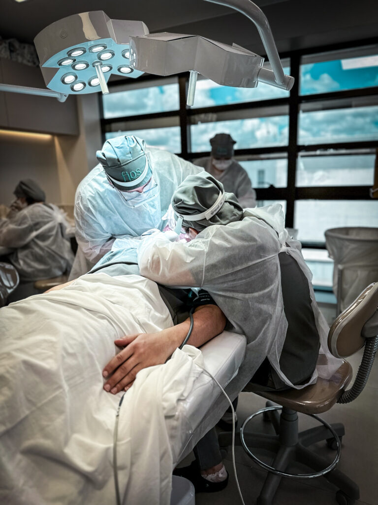 A busca por transplante capilar tem crescido exponencialmente no Brasil. De acordo com dados do Google, entre 2021 e 2022, as pesquisas pelo procedimento mais que dobraram, demonstrando um interesse crescente por soluções eficazes para a calvície. Além disso, um levantamento da Sociedade Brasileira do Cabelo (SBC) aponta que cerca de 42 milhões de brasileiros sofrem com a queda de cabelo, impactando diretamente sua autoestima e bem-estar.