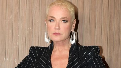 No dia em que completou 62 anos, a eterna Rainha dos Baixinhos, Xuxa Meneghel, emocionou o Brasil ao falar, no programa Mais Você, sobre sua jornada contra a alopecia. Durante o bate-papo com Ana Maria Braga, Xuxa revelou que passou por um transplante capilar, com coragem, quebrou o tabu em torno da queda de cabelo em mulheres.