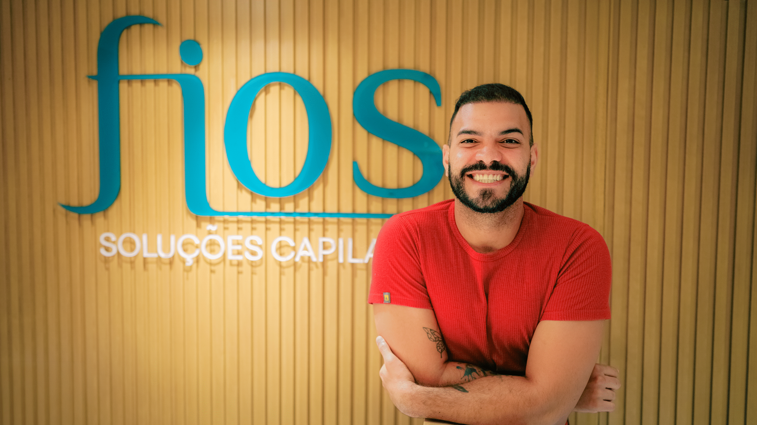 A medicina capilar está vivendo uma transformação sem precedentes. Um levantamento da ISHRS (International Society of Hair Restoration Surgery), divulgado em julho de 2025, revelou uma mudança significativa no perfil dos pacientes que fazem transplante capilar pela primeira vez: 95% estão na faixa dos 20 aos 35 anos. Além disso, houve um crescimento de 16,5% na participação feminina desde 2021 (PR Newswire, VEJA, BrazilHealth).