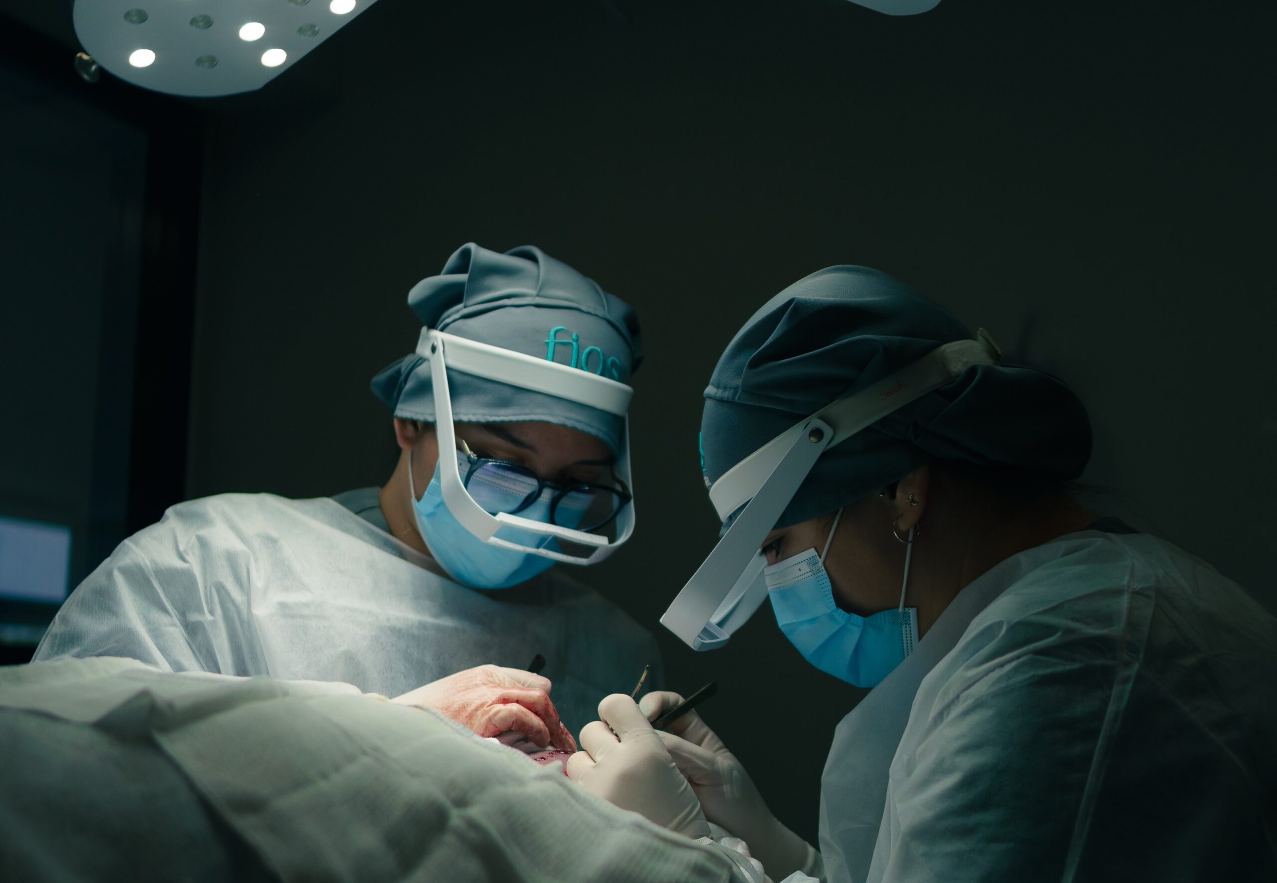 O setor de transplante capilar está passando por uma verdadeira revolução. De acordo com o The Insight Partners, o mercado global deve crescer de US$ 5,12 bilhões em 2022 para US$ 23,32 bilhões até 2030, impulsionado por avanços tecnológicos, aumento da incidência de calvície e pela busca crescente por bem-estar e autoestima.