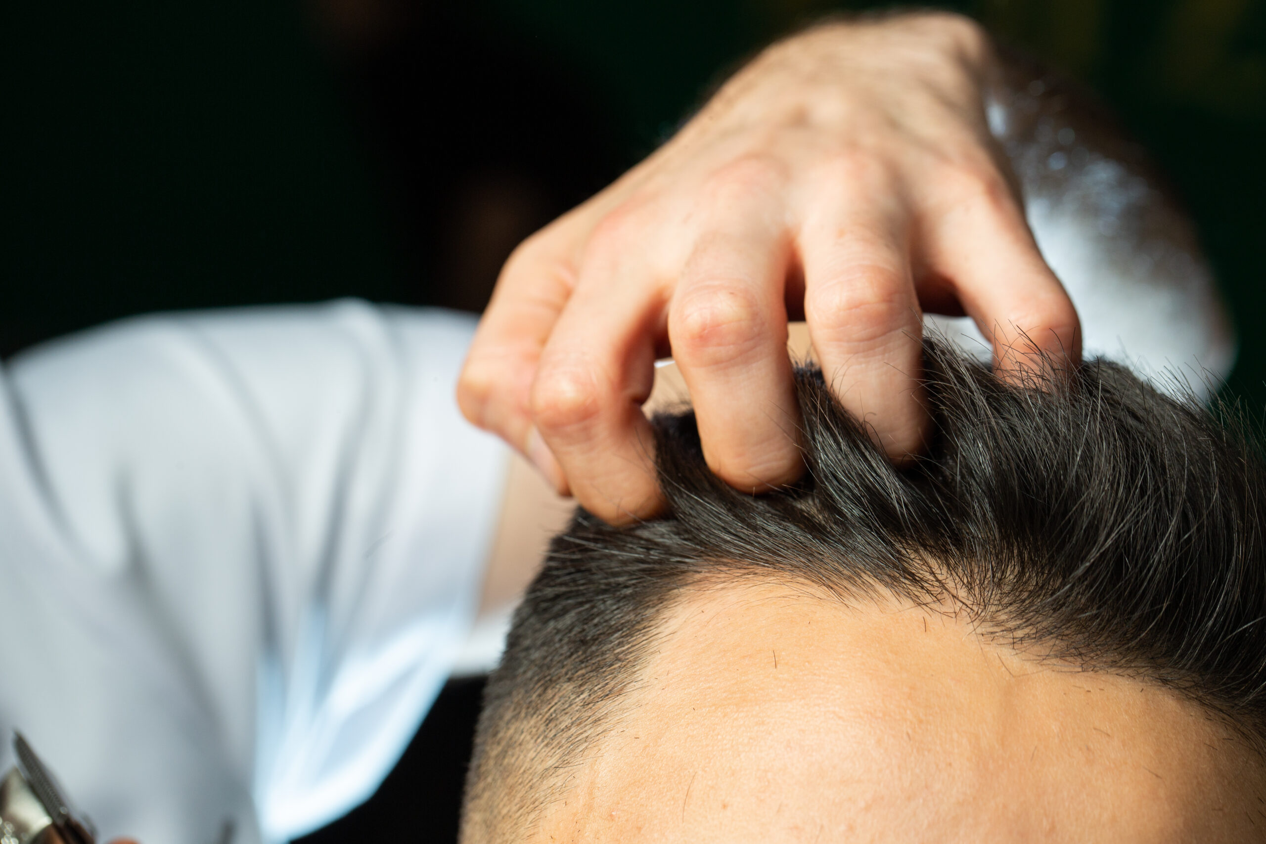 Mão passando pelo cabelo